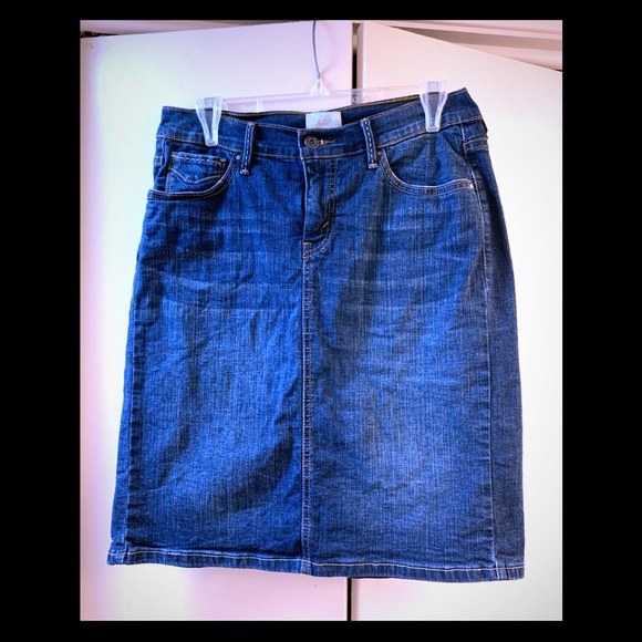 Levi's Dresses & Skirts - Levi’s perfectly slimming cotton blend skirt